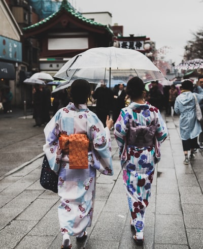 两个女人在雨伞下穿着和服